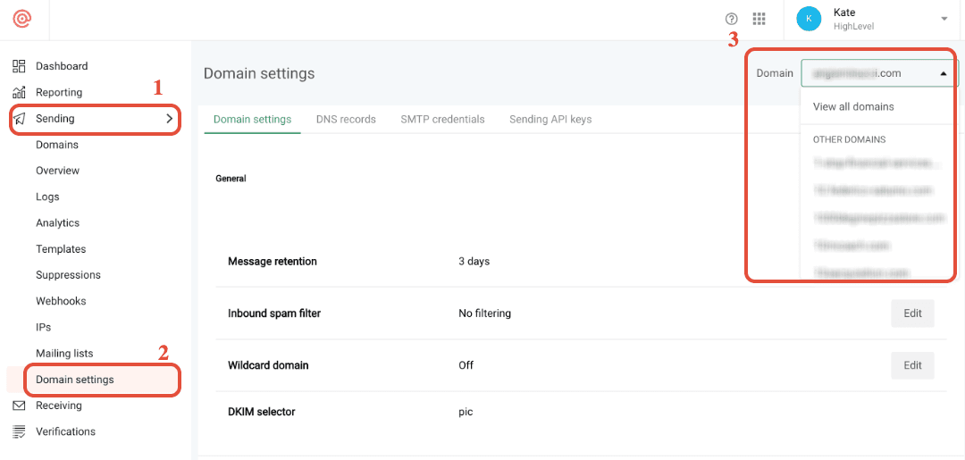 Mailgun Sending > Domain Settings con dominio selezionato nel menu a tendina in alto a destra